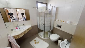 Chuveiro, toalhas de banho