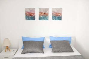 Free WiFi - Stylish Okrug Gornji Apartment with Terrace and Patio - Two Bedroom Apartment with Terrace (Okrug Gornji)