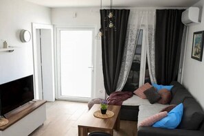 Smart TV - Stylish Okrug Gornji Apartment with Terrace and Patio - Two Bedroom Apartment with Terrace (Okrug Gornji)