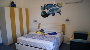 1 chambre, fer et planche à repasser, accès Internet