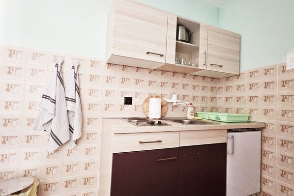 Refrigerador, placa de cocina, mesa de comedor