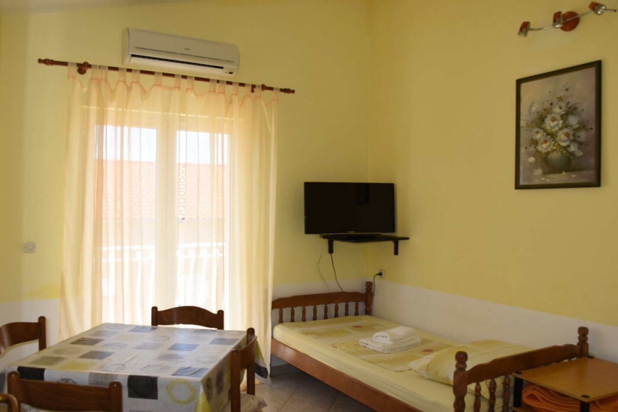 Travel crib, free WiFi