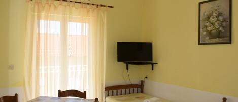 Travel crib, free WiFi