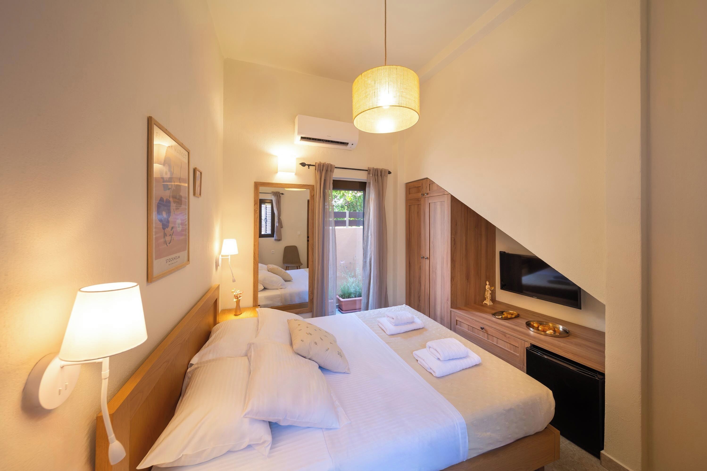3 bedrooms, iron/ironing board, WiFi (free), bed sheets