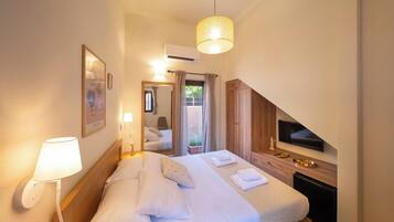 3 bedrooms, iron/ironing board, WiFi (free), bed sheets