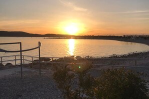 På stranden