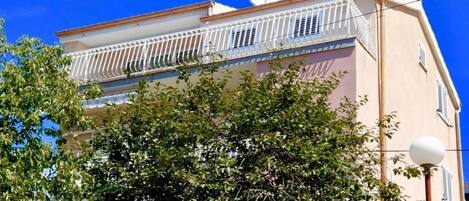 تفاصيل الفندق من الخارج