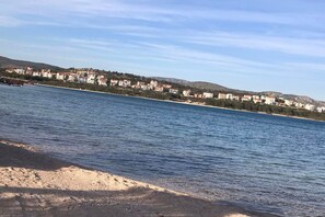 På stranden