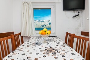 Dining - Cozy Apartments in Zadar with Sea and Mountain Views - Studio Apartment (owner 2) (Vinjerac)