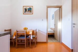 Dining - Cozy Apartments in Zadar with Sea and Mountain Views - Studio Apartment with Mountain View (owner 4) (Vinjerac)