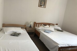 1 habitación, tabla de planchar con plancha y cuna de viaje 