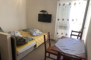 1 habitación, tabla de planchar con plancha y cuna de viaje 