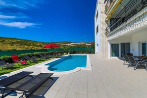 Pool - Scenic Elegant Trogir Villa with Pool - Five Bedroom Villa (Trogir)