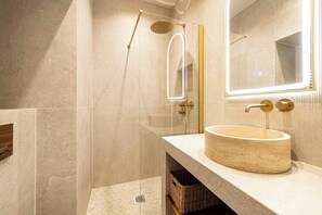 Dusche, Haartrockner, Handtücher