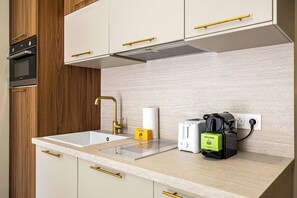 Kühlschrank, Mikrowelle, Herdplatte, Wasserkocher mit Kaffee-/Teezubehör