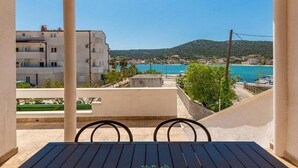 Outdoor dining - Three Bedroom Holiday Home (Vinisce)