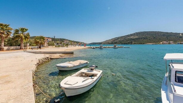 Beach - Three Bedroom Holiday Home (Vinisce)
