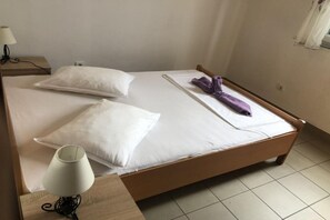 1 bedroom, iron/ironing board, travel cot, free WiFi