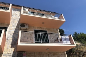 Exterior detail - Apartmani Villa Borzic - One Bedroom Apartment with Terarce and Sea View (Omis)