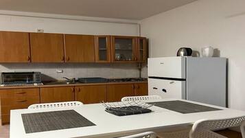 Køleskab, ovn, kogeplade, brødrister