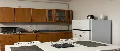 Kühlschrank, Ofen, Herdplatte, Toaster