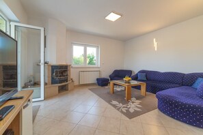 Smart TV, fireplace, ping pong - Idyllic Getaway Lovrec Villa with Pool - Five Bedroom Villa with Pool (Lovreć)