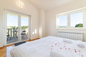 Free WiFi - Idyllic Getaway Lovrec Villa with Pool - Five Bedroom Villa with Pool (Lovreć)