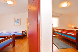 2 quartos, ferros/tábuas de passar roupa, berço de viagem