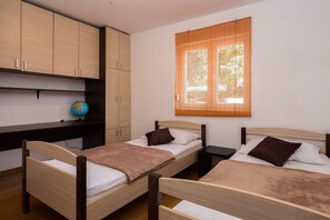 2 bedrooms, iron/ironing board, free WiFi