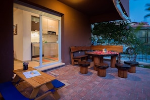 Outdoor dining - Elegant Hideaway Apartment with Pool - Two Bedroom Apartment with Pool (Okrug Gornji)