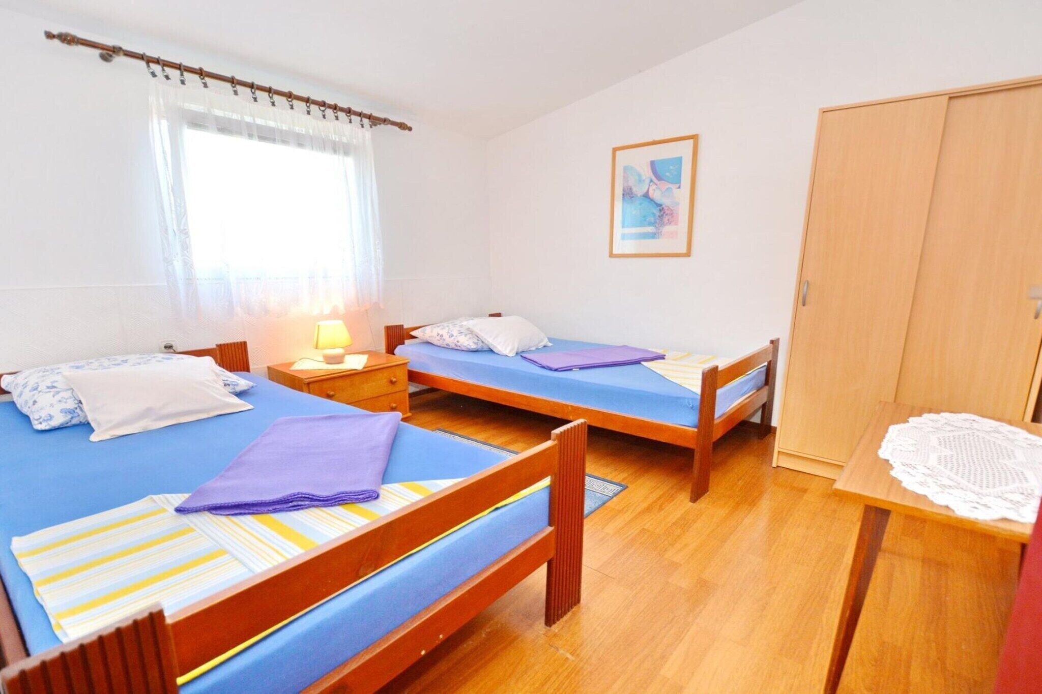 3 habitaciones, tabla de planchar con plancha y cuna de viaje 