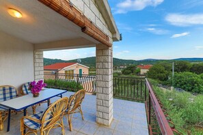 Outdoor dining - Six Bedroom Holiday Home (Vrsine)