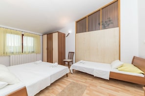 6 bedrooms, iron/ironing board, travel cot, free WiFi
