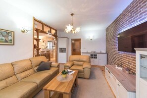 Smart TV - Six Bedroom Holiday Home (Vrsine)