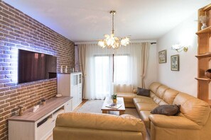 Smart TV - Six Bedroom Holiday Home (Vrsine)