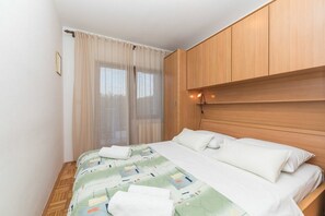 6 bedrooms, iron/ironing board, travel cot, free WiFi