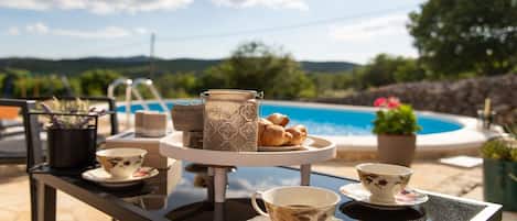 تناول الطعام بالخارج