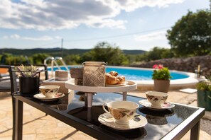 Outdoor dining - Serene Retreat Holiday Home with Pool - Two Bedroom Holiday Home (Veliki Brocanac)