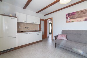 Smart TV - Serene Retreat Holiday Home with Pool - Two Bedroom Holiday Home (Veliki Brocanac)