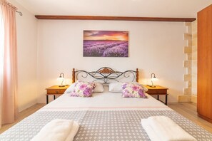 Iron/ironing board, travel cot, free WiFi - Serene Retreat Holiday Home with Pool - Two Bedroom Holiday Home (Veliki Brocanac)