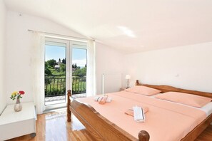 Iron/ironing board, travel cot, free WiFi - Five Bedroom Holiday Home (Trilj)