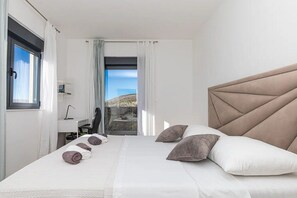 Iron/ironing board, travel cot, free WiFi