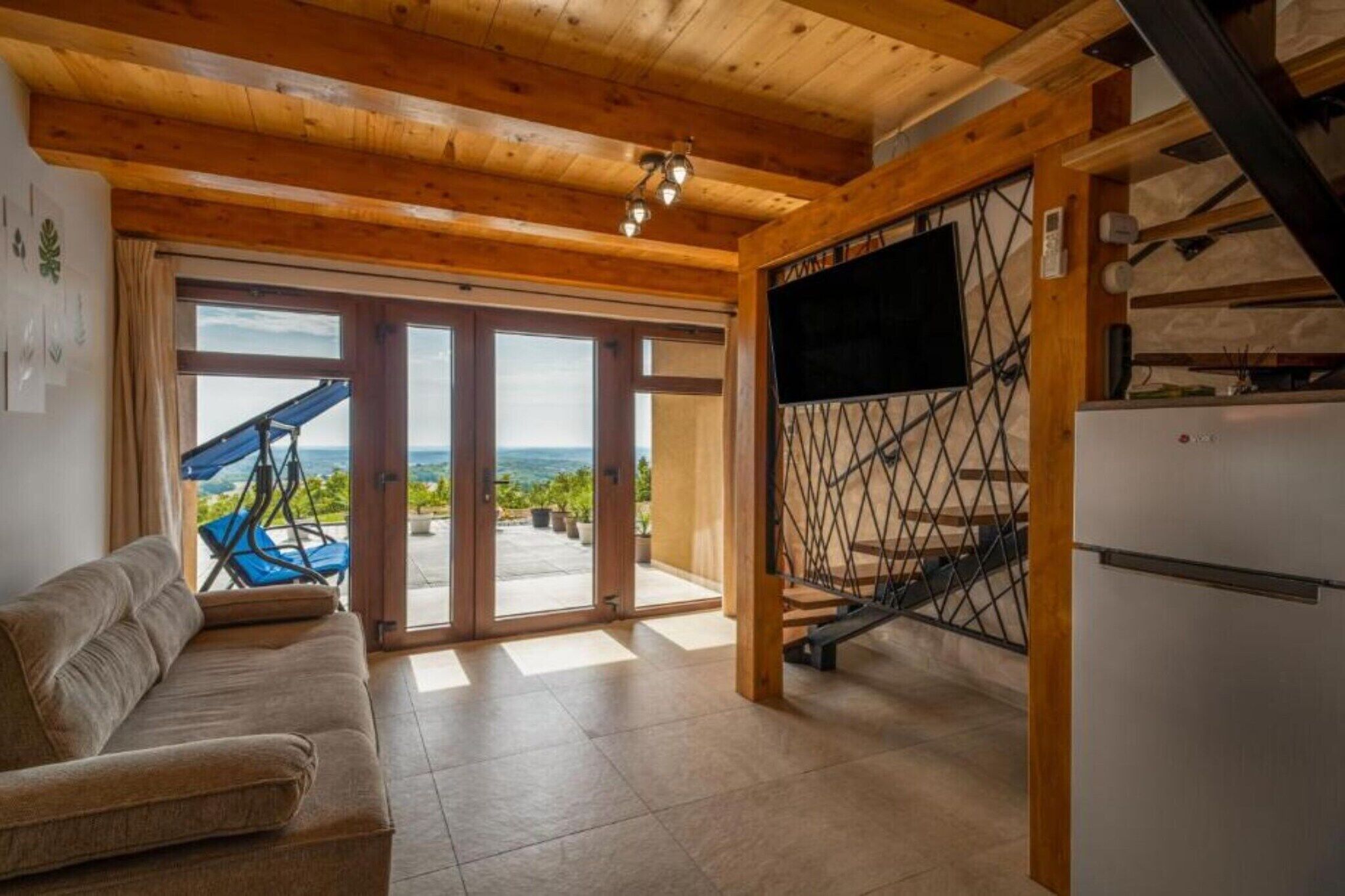 Smart TV, chimenea, mesa de ping pong