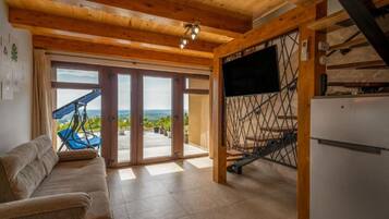 Smart TV, chimenea, mesa de ping pong