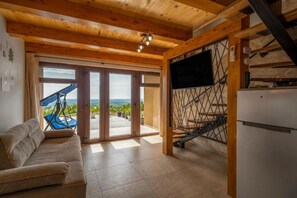 TV connectée, cheminée, table de tennis de table