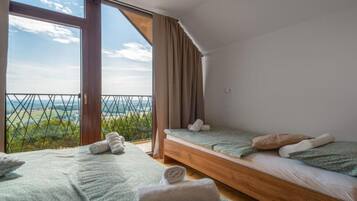 4 bedrooms, iron/ironing board, travel crib, free WiFi