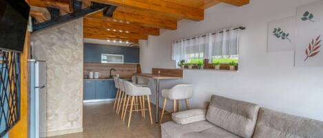 Een smart-tv, een open haard en een tafeltennistafel