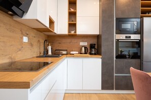 ثلاجة، ميكروويف، فرن، موقد طهي مسطح