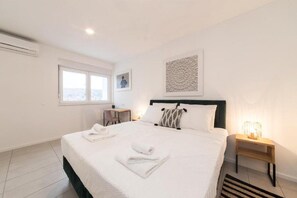 Iron/ironing board, travel cot, free WiFi