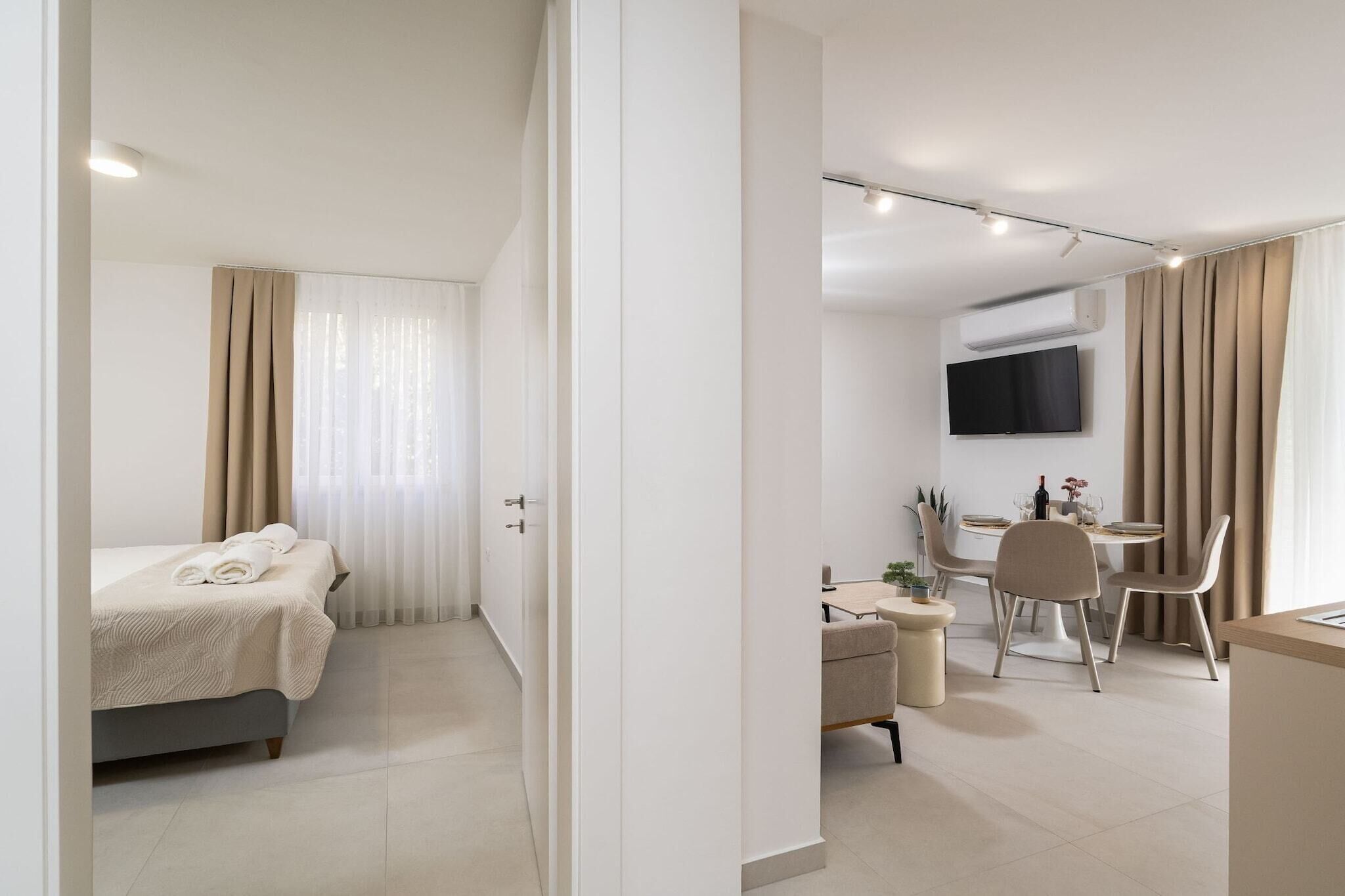 Une chambre d’hôtel moderne équipée d’un lit, d’un bureau et d’un coin repas.